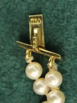 Parelketting met 18k gouden broche-hanger, diamant en robijnen – foto 3 – kavel bij De Kringwinkel, Antwerpen