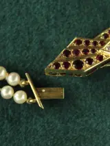 Parelketting met 18k gouden broche-hanger, diamant en robijnen – foto 4 – kavel bij De Kringwinkel, Antwerpen
