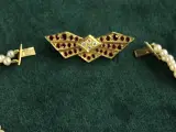 Parelketting met 18k gouden broche-hanger, diamant en robijnen – foto 5 – kavel bij De Kringwinkel, Antwerpen