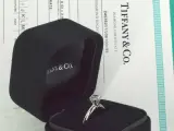 Tiffany & Co - Platina "The Tiffany setting" ring met een briljant geslepen Tiffany & Co diamant – foto 3 – kavel bij Onlineveilingmeester