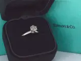 Tiffany & Co - Platina "The Tiffany setting" ring met een briljant geslepen Tiffany & Co diamant – foto 4 – kavel bij Onlineveilingmeester
