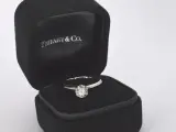Tiffany & Co - Platina "The Tiffany setting" ring met een briljant geslepen Tiffany & Co diamant – foto 5 – kavel bij Onlineveilingmeester