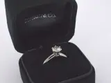 Tiffany & Co - Platina "The Tiffany setting" ring met een briljant geslepen Tiffany & Co diamant – foto 6 – kavel bij Onlineveilingmeester