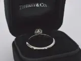 Tiffany & Co - Platina "The Tiffany setting" ring met een briljant geslepen Tiffany & Co diamant – foto 7 – kavel bij Onlineveilingmeester