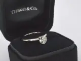 Tiffany & Co - Platina "The Tiffany setting" ring met een briljant geslepen Tiffany & Co diamant – foto 8 – kavel bij Onlineveilingmeester