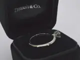Tiffany & Co - Platina "The Tiffany setting" ring met een briljant geslepen Tiffany & Co diamant – foto 9 – kavel bij Onlineveilingmeester