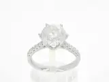 Gouden diamanten solitair ring met een grote diamant van 3.00 carat en kleine diamanten – kavel bij Onlineveilingmeester