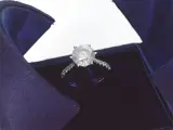 Gouden diamanten solitair ring met een grote diamant van 3.00 carat en kleine diamanten – foto 3 – kavel bij Onlineveilingmeester