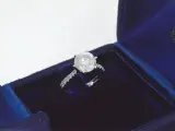 Gouden diamanten solitair ring met een grote diamant van 3.00 carat en kleine diamanten – foto 8 – kavel bij Onlineveilingmeester