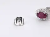 Witgouden oorbellen met diamanten en robijn – foto 9 – kavel bij Onlineveilingmeester