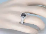 Witgouden entourage ring met grote diamanten en een zwarte diamant – foto 2 – kavel bij Onlineveilingmeester
