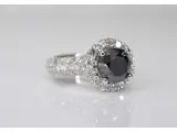 Witgouden entourage ring met grote diamanten en een zwarte diamant – foto 3 – kavel bij Onlineveilingmeester