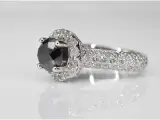Witgouden entourage ring met grote diamanten en een zwarte diamant – foto 4 – kavel bij Onlineveilingmeester