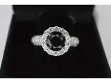 Witgouden entourage ring met grote diamanten en een zwarte diamant – foto 5 – kavel bij Onlineveilingmeester