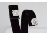Witgouden oorbellen met twee solitaire diamanten van 2.00 carat totaal – foto 3 – kavel bij Onlineveilingmeester
