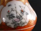 Set van 2 Oosterse porseleinen vaasjes - Japanse stijl – foto 15 – kavel bij De Kringwinkel, Heverlee