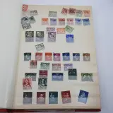 Diverse postzegels en biljetten in map – foto 2 – kavel bij Domeinen Roerende Zaken, Groningen