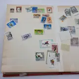 Diverse postzegels en biljetten in map – foto 18 – kavel bij Domeinen Roerende Zaken, Groningen
