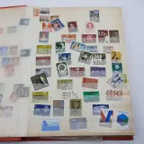 Diverse postzegels en biljetten in map – foto 4 – kavel bij Domeinen Roerende Zaken, Groningen