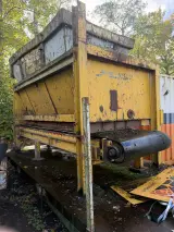 Industriële voorraad-/doseerbunker met transportband, geel/bruin/grijs – foto 3 – kavel bij Onlineveilingmeester, Hoogeveen