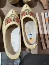 Doos met houten klompen en diverse bandjes enz – foto 3 – kavel bij Onlineveilingmeester, Zutphen