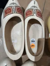 Doos met houten klompen en diverse bandjes enz – foto 4 – kavel bij Onlineveilingmeester, Zutphen