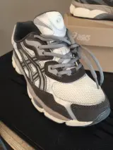 Loopschoenen, Asics, Gelnyc, grijs/wit – foto 2 – kavel bij Onlineveilingmeester, Zutphen
