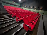 Volledige set bioscoopstoelen en loveseats – foto 3 – kavel bij Onlineveilingmeester, Hengelo