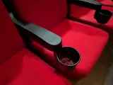 Volledige set bioscoopstoelen en loveseats – foto 6 – kavel bij Onlineveilingmeester, Hengelo