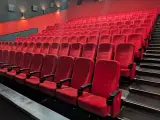 Volledige set bioscoopstoelen en loveseats – foto 2 – kavel bij Onlineveilingmeester, Hengelo