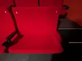 Volledige set bioscoopstoelen en loveseats – foto 17 – kavel bij Onlineveilingmeester, Hengelo