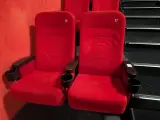 Set van 2 bioscoopstoelen met bekerhouders – foto 2 – kavel bij Onlineveilingmeester, Hengelo