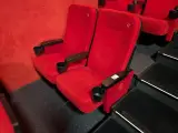 Set van 2 bioscoopstoelen met bekerhouders – kavel bij Onlineveilingmeester, Hengelo