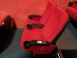 Set van 2 bioscoopstoelen met bekerhouders – foto 2 – kavel bij Onlineveilingmeester, Hengelo