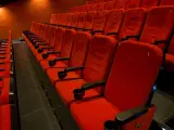 Volledige set bioscoopstoelen en loveseats – foto 14 – kavel bij Onlineveilingmeester, Hengelo
