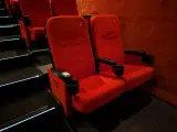 Set van 2 bioscoopstoelen met bekerhouders – foto 2 – kavel bij Onlineveilingmeester, Hengelo