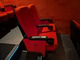Set van 2 bioscoopstoelen met bekerhouders – foto 2 – kavel bij Onlineveilingmeester, Hengelo