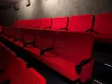 Authentieke bioscoopbank – Rij van 7 gekoppelde loveseats – foto 2 – kavel bij Onlineveilingmeester, Hengelo