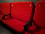 Authentieke bioscoopbank – Rij van 7 gekoppelde loveseats – foto 3 – kavel bij Onlineveilingmeester, Hengelo