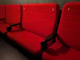 Authentieke bioscoopbank – Rij van 7 gekoppelde loveseats – foto 4 – kavel bij Onlineveilingmeester, Hengelo