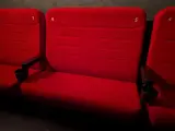 Authentieke bioscoopbank – Rij van 7 gekoppelde loveseats – foto 5 – kavel bij Onlineveilingmeester, Hengelo