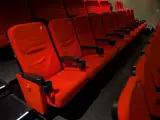 Volledige set bioscoopstoelen en loveseats – foto 16 – kavel bij Onlineveilingmeester, Hengelo
