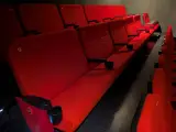 Volledige set bioscoopstoelen en loveseats – foto 17 – kavel bij Onlineveilingmeester, Hengelo