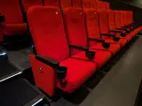 Volledige set bioscoopstoelen en loveseats – foto 4 – kavel bij Onlineveilingmeester, Hengelo