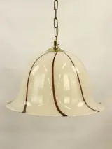 Vintage crémékleurige hanglamp in klokvorm met bruin-bronskleurige lijnen – foto 2 – kavel bij De Kringwinkel, Antwerpen