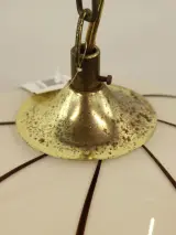 Vintage crémékleurige hanglamp in klokvorm met bruin-bronskleurige lijnen – foto 4 – kavel bij De Kringwinkel, Antwerpen