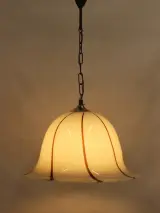 Vintage crémékleurige hanglamp in klokvorm met bruin-bronskleurige lijnen – foto 7 – kavel bij De Kringwinkel, Antwerpen