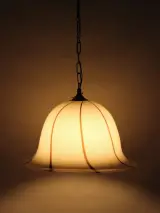 Vintage crémékleurige hanglamp in klokvorm met bruin-bronskleurige lijnen – foto 8 – kavel bij De Kringwinkel, Antwerpen