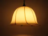 Vintage crémékleurige hanglamp in klokvorm met bruin-bronskleurige lijnen – foto 9 – kavel bij De Kringwinkel, Antwerpen