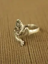 Sterling zilveren ring met draakmotief – foto 3 – kavel bij De Kringwinkel, Antwerpen